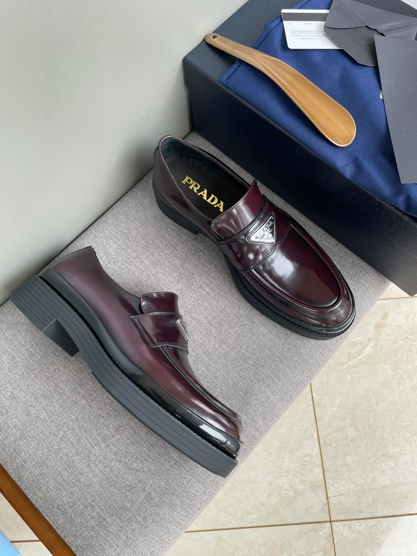Men's shoes 💰860 💰Best recommendation✨PRADA Prada top purchasing quality imported upper with color-brushed edge beads carved toe design cowhide lining private molded TPU outsole non-slip, wear-resistant and elastic fashionable and versatile burgundy black blue 39-44 in stock (38, 45 customized for replacement, return and exchange)